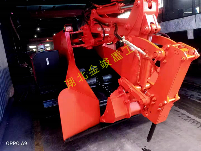 履带刮板破碎锤型扒渣机金竣.jpg